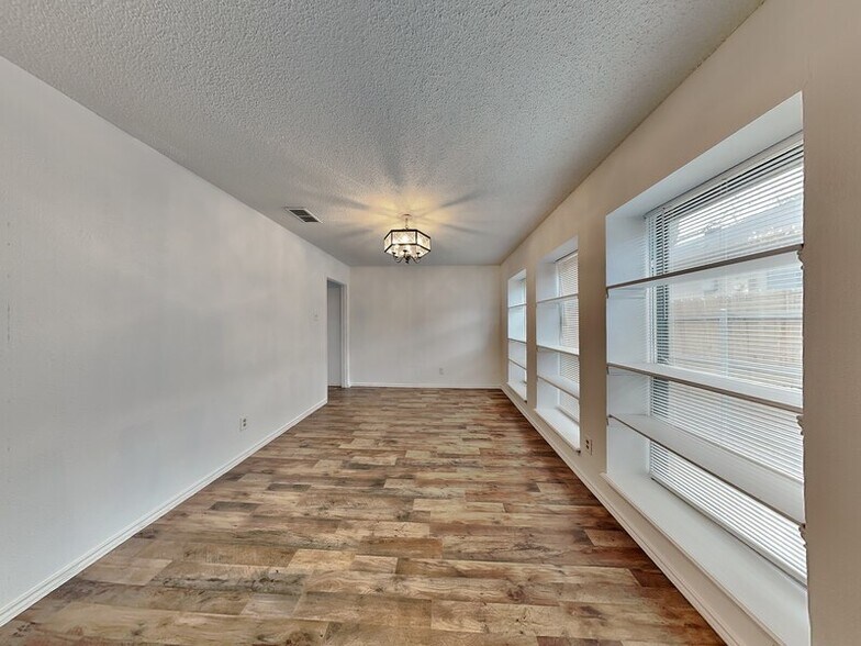 Building Photo - 5106 Woodmeadow Dr