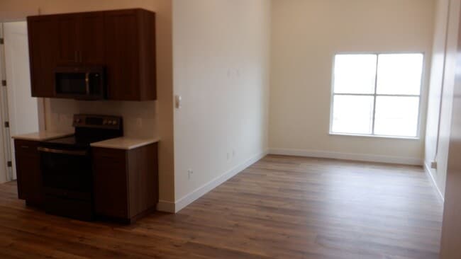 Building Photo - 2 bed / 1 bath Condo Living North End of T...