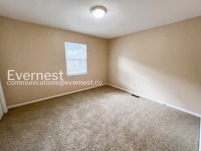 Building Photo - 2 Bed/1.5 Bath Townhome with Off-Street Parking / Pet-Friendly / Coming Soon!