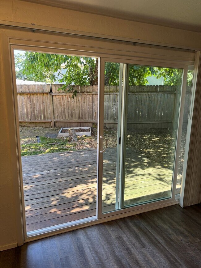 Building Photo - Updated 2-bedroom 1.5 bath duplex in Springfield!