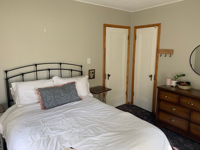 Building Photo - 1412 Rainbow Dr