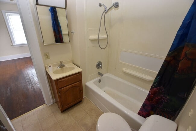 Building Photo - 2 bedroom home close to ND and Roseland
