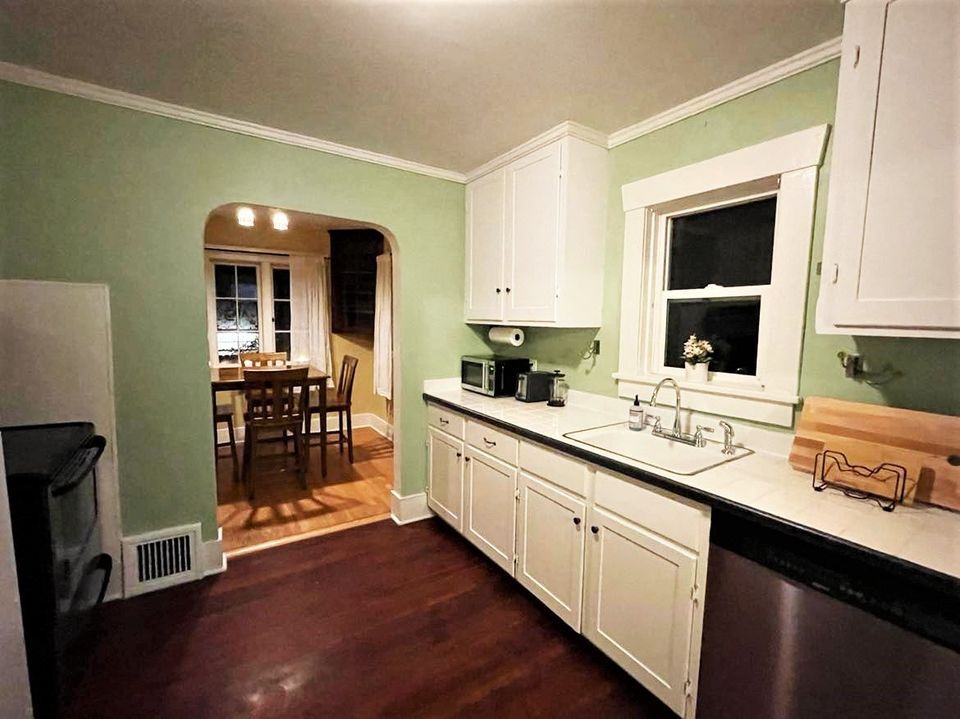 Building Photo - 704 NE 53rd St