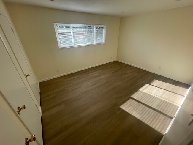 Building Photo - $2490 2 BR - 920 S.F. GORGEOUS TOWNHOUSE I...