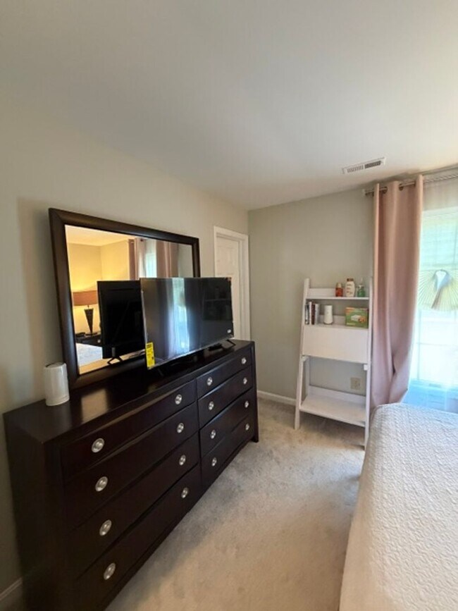 Building Photo - SPACIOUS SF HOME IN GERMANTOWN