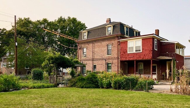 Building Photo - 162 Sherman St