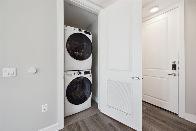 Building Photo - 9757 Katy Fwy