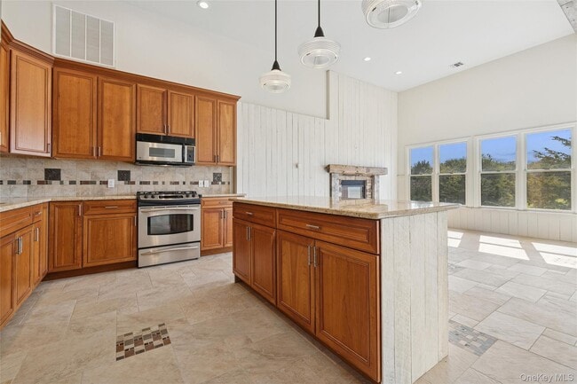 Building Photo - 335 Herricks Ln