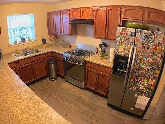 Building Photo - East El Paso 3bed/2bath Refrig A/C!