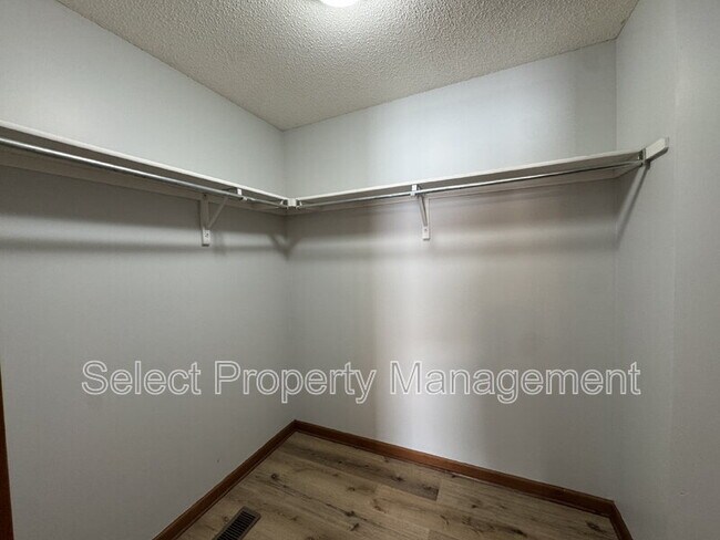 Building Photo - 829 Willen Ln