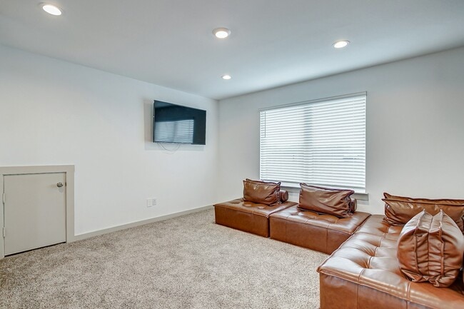 Building Photo - 12827 Barnsbury Ln