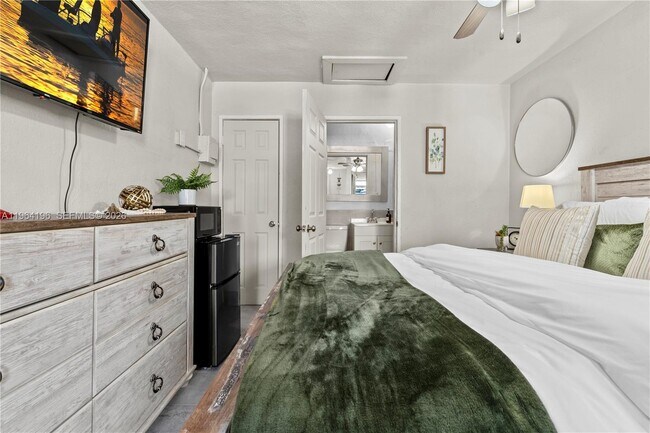 Building Photo - 12101 Everglades St