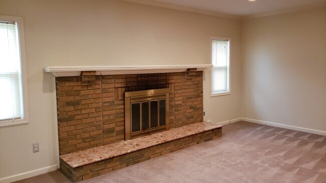 Building Photo - 2952 Sylvan Dr