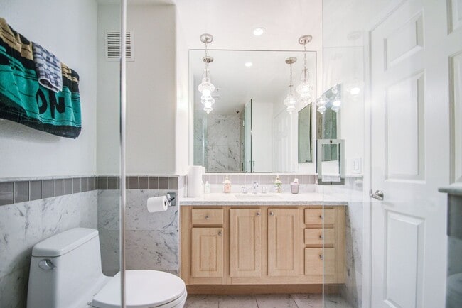 Building Photo - ASU Stay at Regatta Pointe!