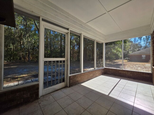 Building Photo - 3 Bedroom, 2 bath home with garage in the Hesse School district!