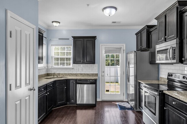 Building Photo - 2031 Hemlock Dr