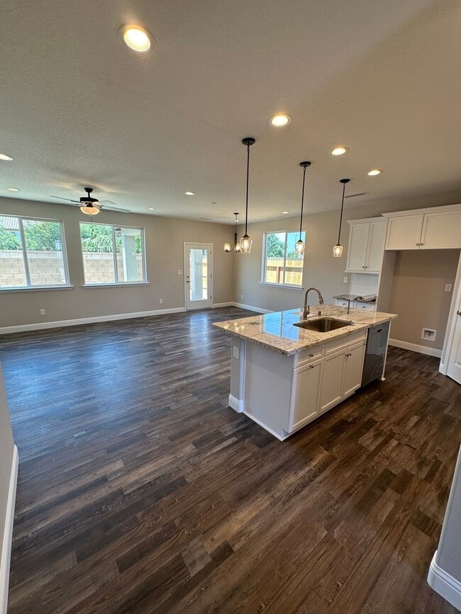 Building Photo - New house in Kerman Ca