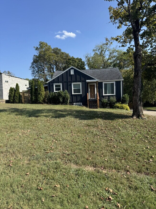 Building Photo - Charming 3 bedroom and 2 bathroom Cottage