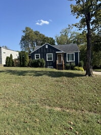 Building Photo - Charming 3 bedroom and 2 bathroom Cottage