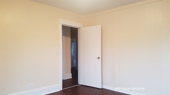 Building Photo - 2 br, 1 bath Triplex - 736 1/2 Carlton Blv...