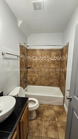 Building Photo - 2655 College St