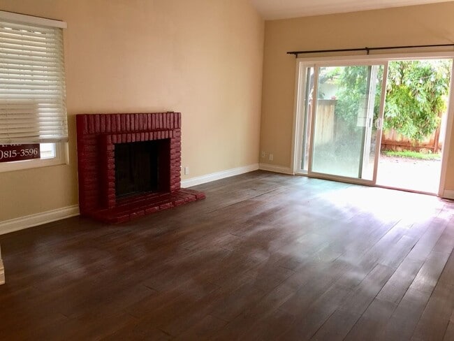 Building Photo - Escondido 3 Br Gated LOVELY Townhome 2 pat...
