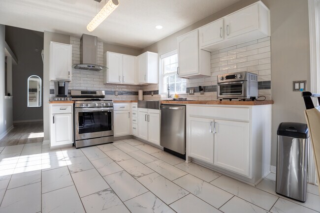 Building Photo - 5464 Daniel Ray Dr