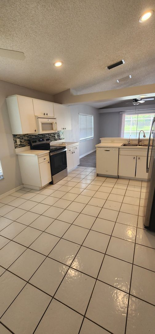 Building Photo - Single Family Home
