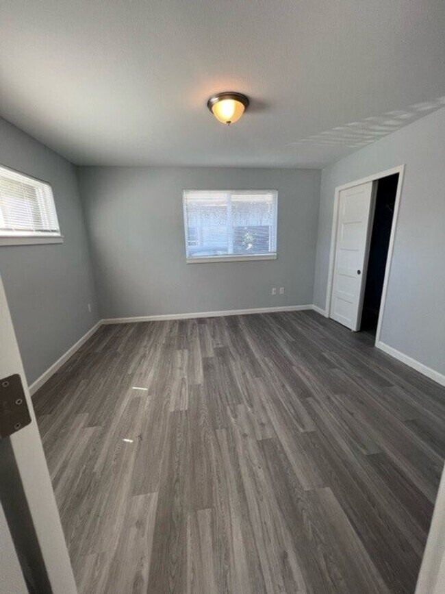 Building Photo - Beautiful Remodeled 2 Bedroom House!!