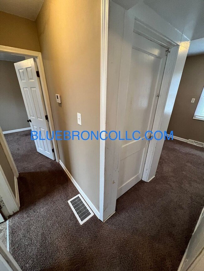 Building Photo - Nice two bedroom house with nice hardwood ...