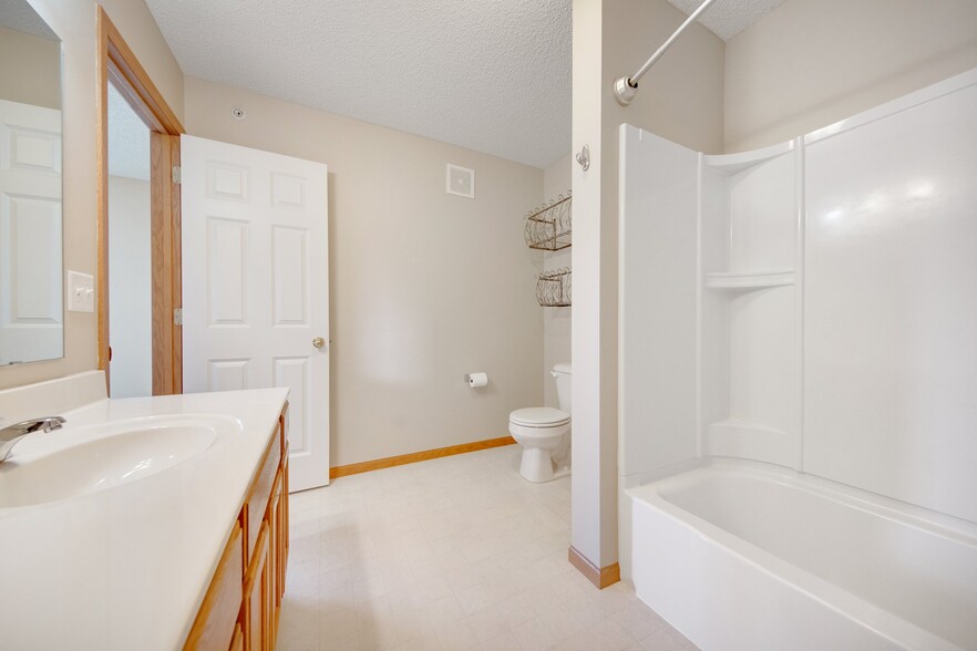 2nd Floor Bathroom - 10022 Gentian Dr