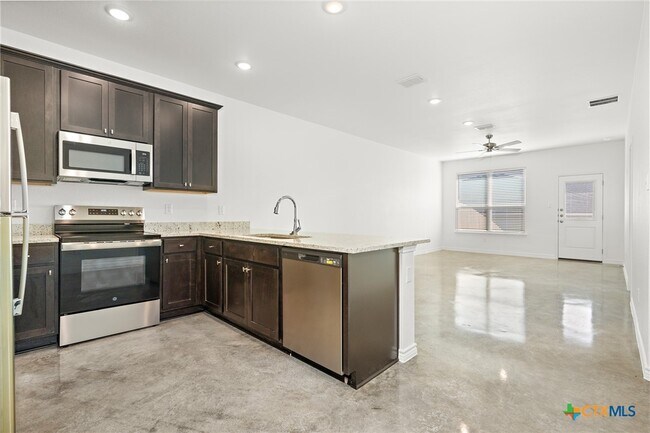 Building Photo - 3800 Hickory Dr