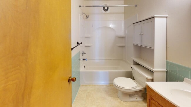 Building Photo - Great Duplex on Campus - Available August 1st