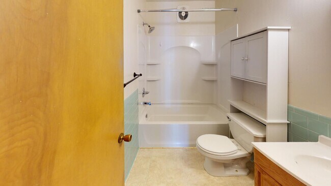 Building Photo - Great Duplex on Campus