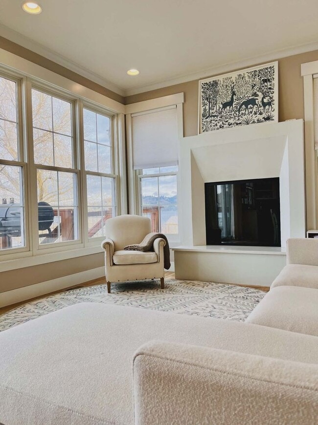 Building Photo - Fully Furnished House plus Mother-in-law suite - Lake Views & Access - Winter Rental Only