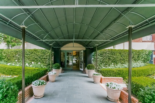 Building Photo - 1440 Veteran Ave