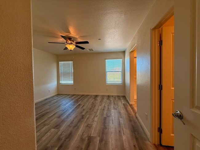 Building Photo - NEWLY UPGRADED 3 BED 2.5 BATH 2 CAR GARAGE...