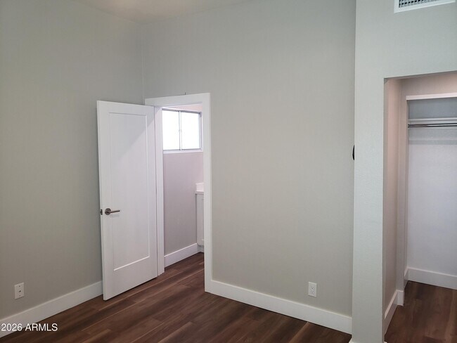 Building Photo - 301 W Medlock Dr