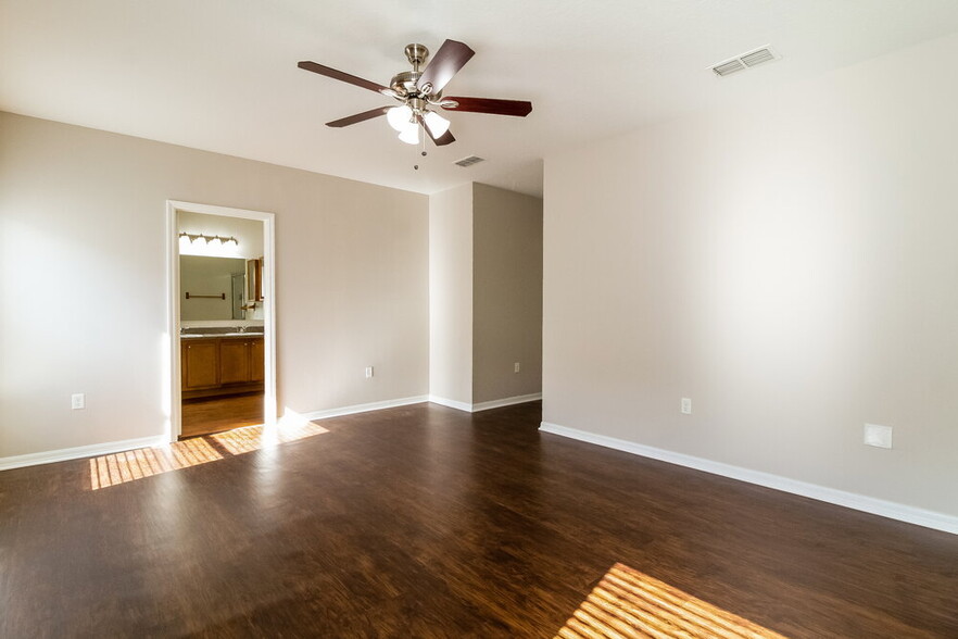 Building Photo - 3046 Dasha Palm Dr