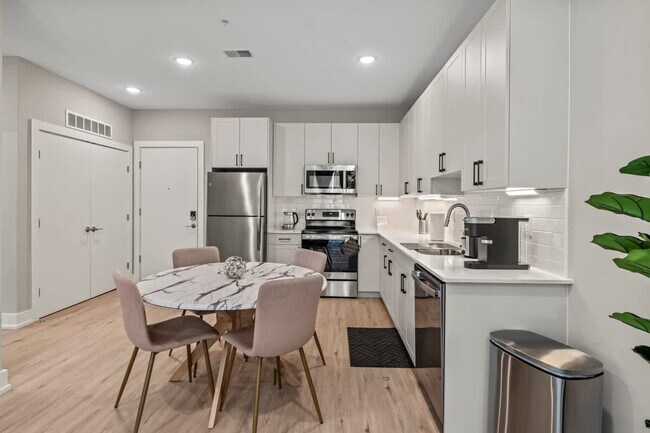 Building Photo - 916 N Delaware Ave