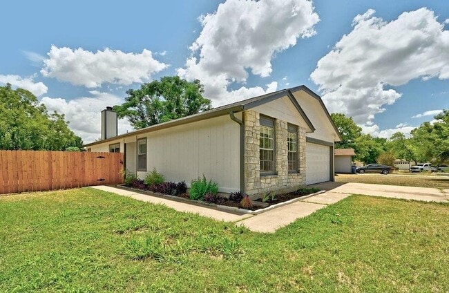 Building Photo - 9601 Holly Springs Dr