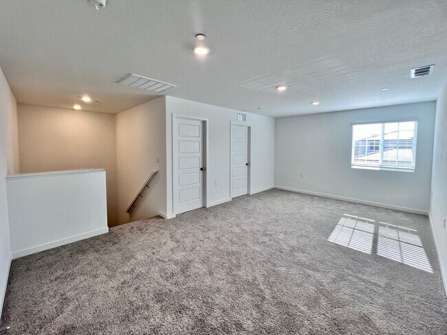 Building Photo - $2,950 Ashlan & Highland - Clovis 4 Bedroo...