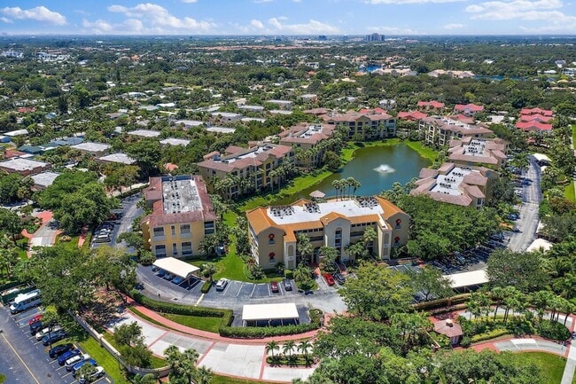 Building Photo - 700 Uno Lago Dr