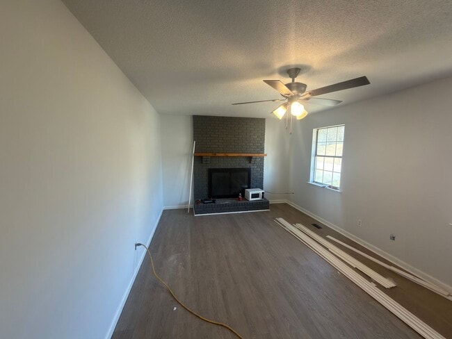 Building Photo - Spacious 4bd 2b home!