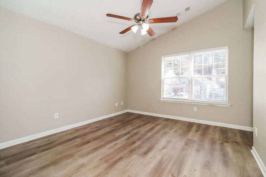 Building Photo - 248 Silver Ridge Dr