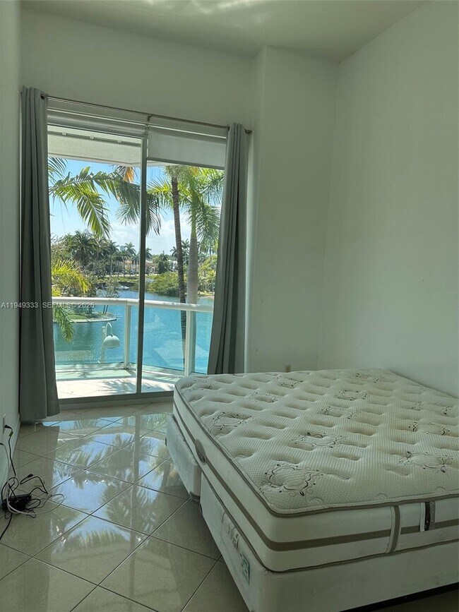 Building Photo - 16500 Collins Ave