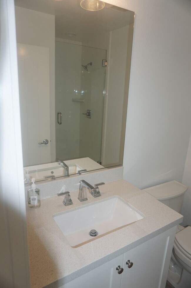 Building Photo - Stunning 4 Bedroom 3 Bath Plus Loft Home i...