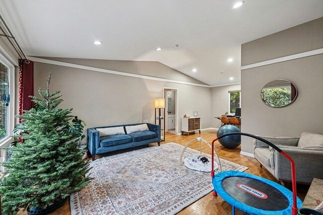 Building Photo - Charming 3-Bedroom Single-Family Home in Bellevue - $3,600!!