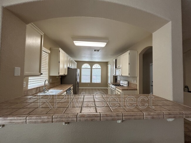 Building Photo - 1724 Magenta Dr