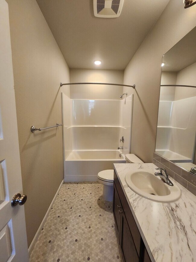 Building Photo - MOVE-IN SPECIAL: 1/2 MONTHS RENT FREE! Spacious Fully Fenced Backyard